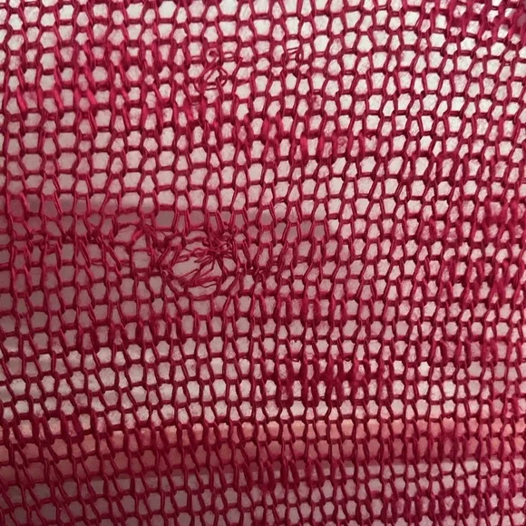 🆕 Ricki’s Raspberry Light Knit Shawl - Picture 9 of 9